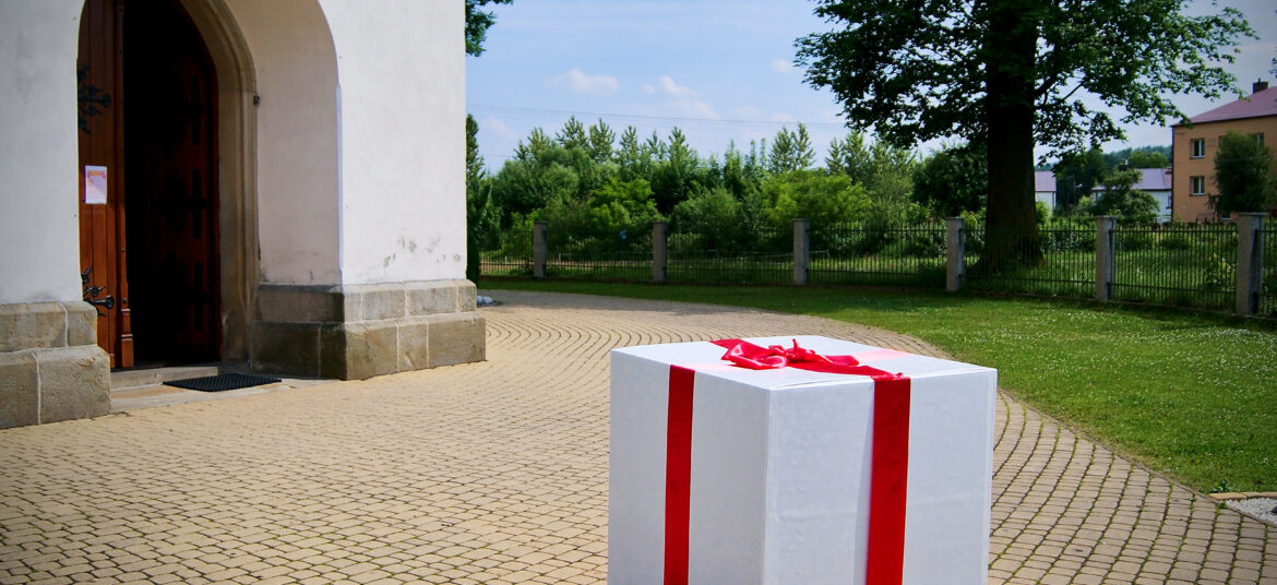 pudło prezent z balonami
