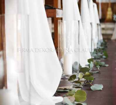 Rustykalna dekoracja ślubu Przysietnica, Jasło, Krosno, Rzeszów, Gorlice – świece, kwiaty i drewniane krzesła, biały dywan, eukaliptus