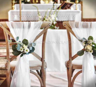 Rustykalna dekoracja ślubu Przysietnica, Jasło, Krosno, Rzeszów, Gorlice – świece, kwiaty i drewniane krzesła, biały dywan, eukaliptus