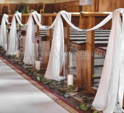 Rustykalna dekoracja ślubu Przysietnica, Jasło, Krosno, Rzeszów, Gorlice – świece, kwiaty i drewniane krzesła, biały dywan, eukaliptus