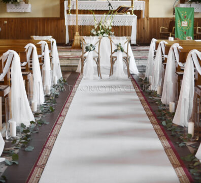 Rustykalna dekoracja ślubu Przysietnica, Jasło, Krosno, Rzeszów, Gorlice – świece, kwiaty i drewniane krzesła, biały dywan, eukaliptus