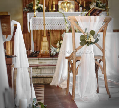 Rustykalna dekoracja ślubu Przysietnica, Jasło, Krosno, Rzeszów, Gorlice – świece, kwiaty i drewniane krzesła, biały dywan, eukaliptus