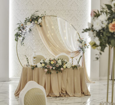 Ścianka weselna ze złotym okręgiem, kwiatami i delikatnym oświetleniem – projekt Firma Dekoracyjna Claudia w lokalu Na Wzgórzu w Grudna Górna