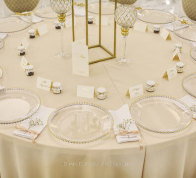 Elegancka dekoracja stołu weselnego z kwiatami na złotym stojaku – realizacja Firma Dekoracyjna Claudia w lokalu Na Wzgórzu w Grudnej Górnej