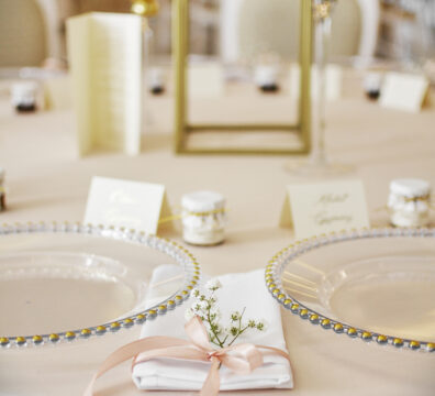 Elegancka dekoracja stołu weselnego z kwiatami na złotym stojaku – realizacja Firma Dekoracyjna Claudia w lokalu Na Wzgórzu w Grudnej Górnej