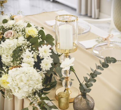 Ścianka weselna ze złotym okręgiem, kwiatami i delikatnym oświetleniem – projekt Firma Dekoracyjna Claudia w lokalu Na Wzgórzu w Grudna Górna