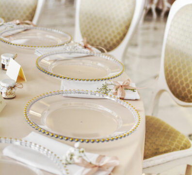 Elegancka dekoracja stołu weselnego z kwiatami na złotym stojaku – realizacja Firma Dekoracyjna Claudia w lokalu Na Wzgórzu w Grudnej Górnej