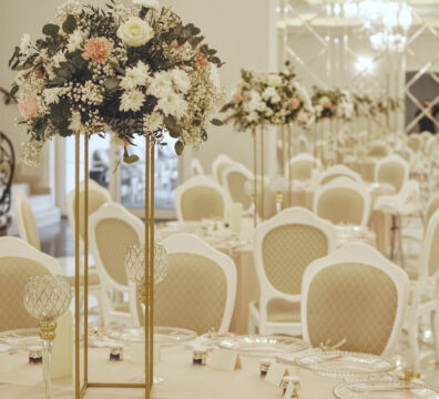 Elegancka dekoracja stołu weselnego z kwiatami na złotym stojaku – realizacja Firma Dekoracyjna Claudia w lokalu Na Wzgórzu w Grudnej Górnej