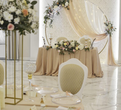 Ścianka weselna ze złotym okręgiem, kwiatami i delikatnym oświetleniem – projekt Firma Dekoracyjna Claudia w lokalu Na Wzgórzu w Grudna Górna