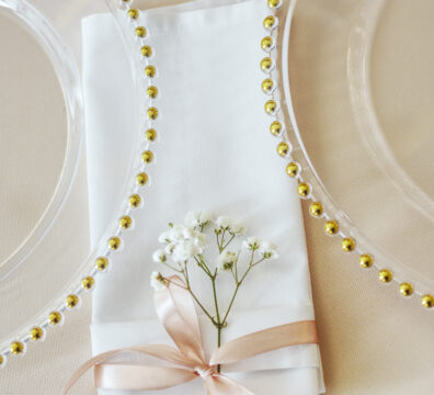 Elegancka dekoracja stołu weselnego z kwiatami na złotym stojaku – realizacja Firma Dekoracyjna Claudia w lokalu Na Wzgórzu w Grudnej Górnej