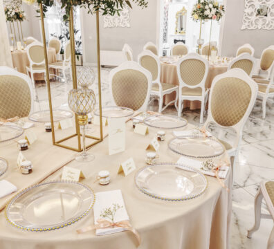 Elegancka dekoracja stołu weselnego z kwiatami na złotym stojaku – realizacja Firma Dekoracyjna Claudia w lokalu Na Wzgórzu w Grudnej Górnej