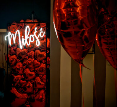 Ścianka na walentynki z balony serca i neon Miłość – projekt Firma Dekoracyjna Claudia w lokalu Słodko Słono u Zofii w Jaśle