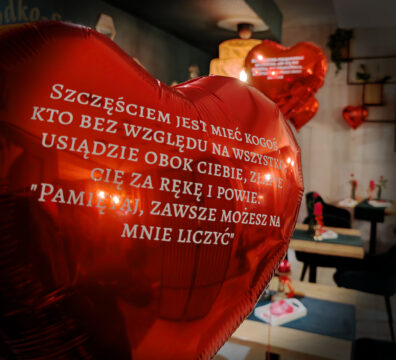 Ścianka na walentynki z balony serca i neon Miłość – projekt Firma Dekoracyjna Claudia w lokalu Słodko Słono u Zofii w Jaśle