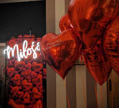 Ścianka na walentynki z balony serca i neon Miłość – projekt Firma Dekoracyjna Claudia w lokalu Słodko Słono u Zofii w Jaśle