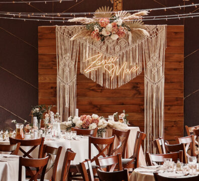 dekoracja ścianki na wesele makrama, ścianka drewniana, ledon żona mąż, drewniane krzesła, światełka na suficie