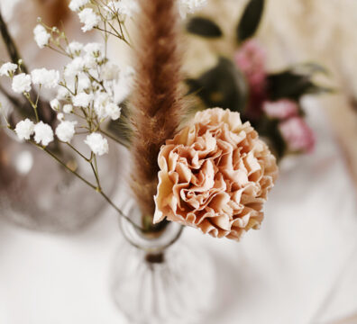 kwiaty na wesele, flakoniki na stołach, gibsówka na wesele