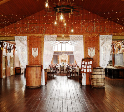 dekoracja sali romantycznymi światełkami, rustykalne wesele