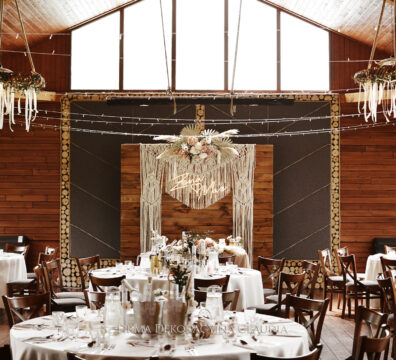 rustykalne wesele, dekoracja makramą, wstążki na weselu