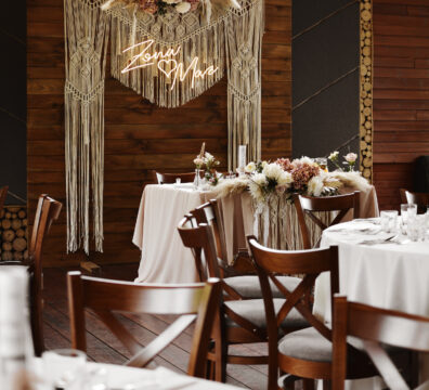 Ścianka drewniana i makrama na wesele, napis ledon Żona Mąż