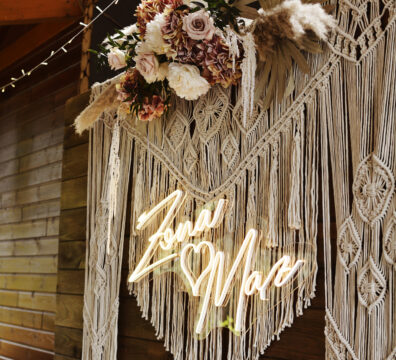 Makrama na ściankę wesleną, ścianka drewniana, dekoracja boho na wesele