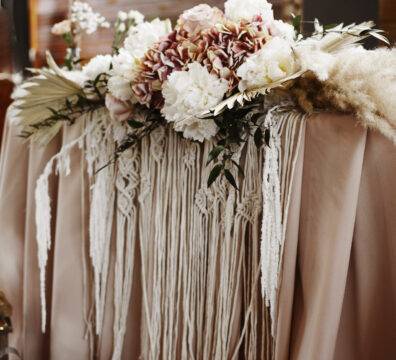 dekoracja stolika na wesele, beżowy obrus, bukiet na stolik, makrama