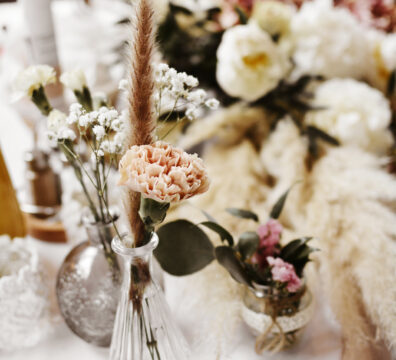 dekoracja rustykalna na wesele, delikatne flakoniki z kwiatami, gibsówka, goździk, suszone trawy