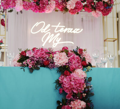 dekoracja fuksja i turkus