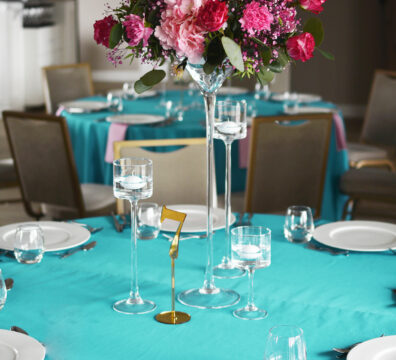 szklany flakon z bukietem na wesele