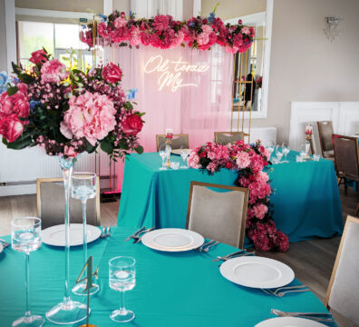 dekoracja na wesele, ścianka kwiatowa, kwiaty fuksja, turkusowe obrusy