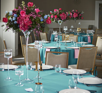 turkusowe obrusy z kwiatami w kolorze fukcji