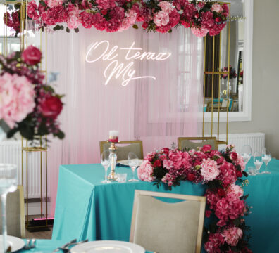 bardzo fajna dekoracja, ścianka złoto i fuksja