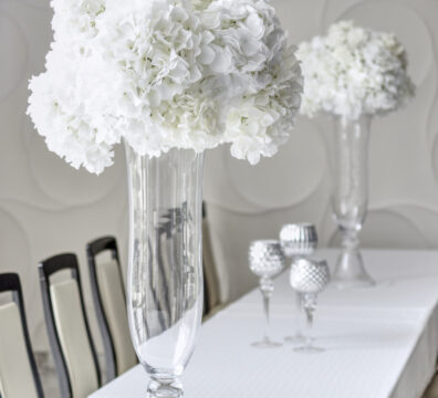 Wysokie szklane wazony z kwiatami glamour