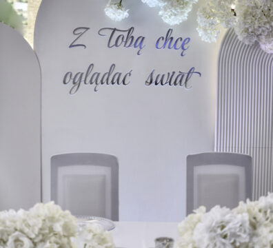 ścianka panelowa biała i srebrny napis "Z Tobą chcę oglądać świat"