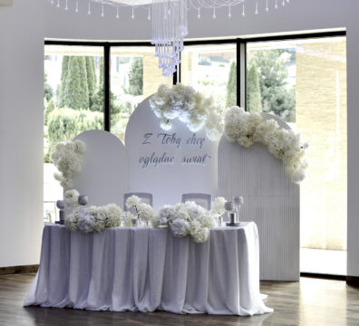 ścianka glamour biała na wesele, kwiaty hortensje białe