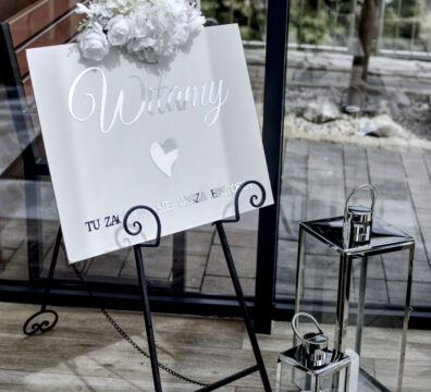tablica powitalna witamy gości biała i hortensje