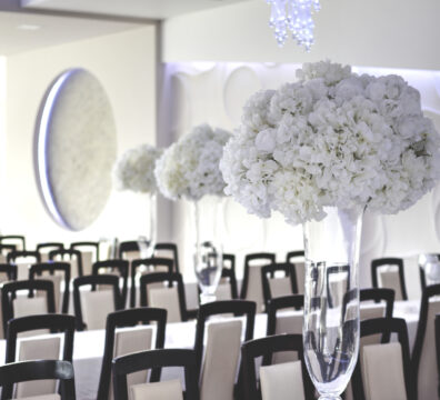 wysokie szklane flakony z ogromnym bukietem z białych hortensji