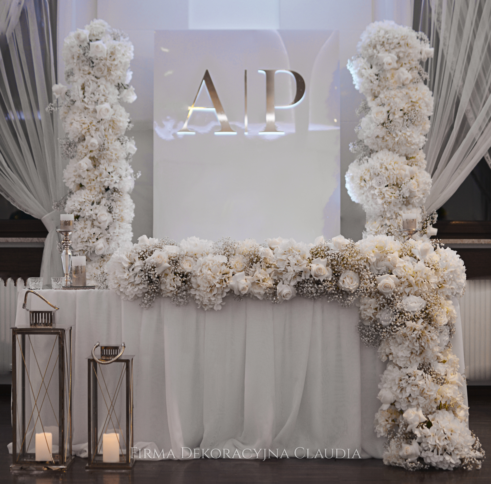 Ścianka panel biały i ścianka kwiatowa z inicjałami podświetlanymi led, hortensje, róże gibsówka, bardzo elegancka