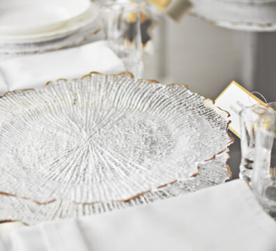 podtalerz akrylowy złoty liść, blat lustrzany na wesele, serwety materiałowe
