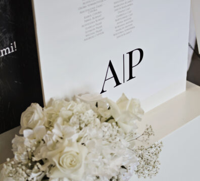 tablica z rozpiską gości, plan stołów, tablica powitalna ze zdjęciem państwa młodych