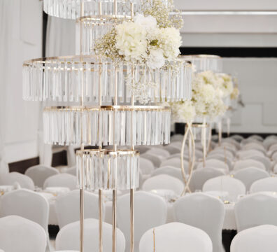 karuzela kryształowa pięciopoziomowa na wesele, elegancka dekoracja stolików