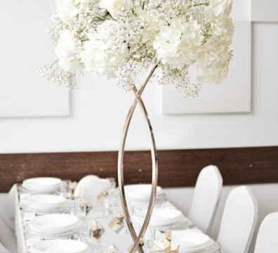 gustowne kwietniki, stojaki złote z bukietem z hortensji na wesele
