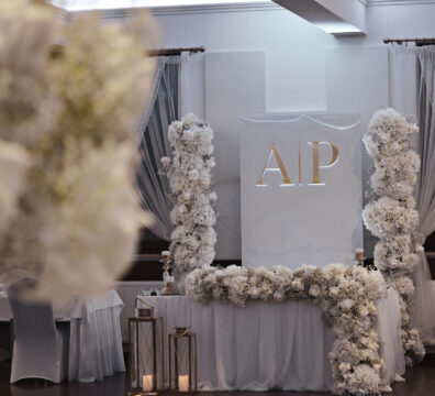 elegancka ścianka panel glamour, inicjały podświetlane