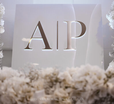 ścianka glamour białe panele podświetlane, bardzo elegancka