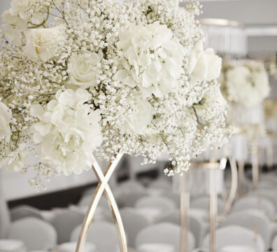 bukiety eleganckie białe z hortensji, kwietniki złote elipsa,