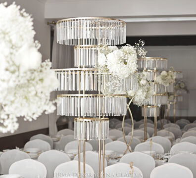 karuzela kryształowa pięcio poziomowa z bukietem na wesele, lustrzane blaty na stoliki dla gości weselnych