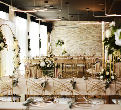 dekoracja romantyczna, beżowe obrusy, eleganckie złote krzesła