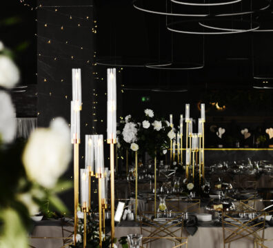 nocne zdjęcia świeczników z oświetleniem na wesele