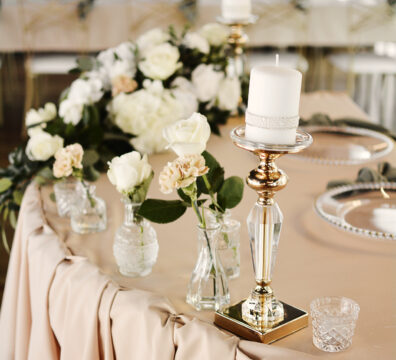 dekoracja stolika w beżu i szłakwi