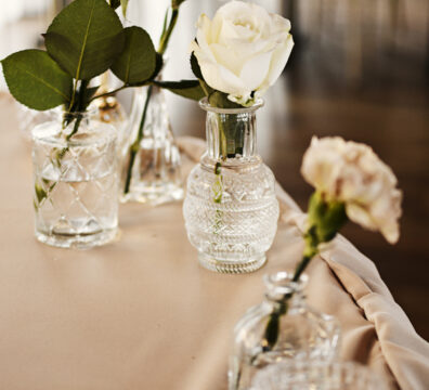 flakoniki z kwiatami na wesele, róże, goździki
