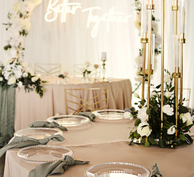 świecznik ośmioramienny na wesele z bukietem i kolorowymi obrusami i serwetami